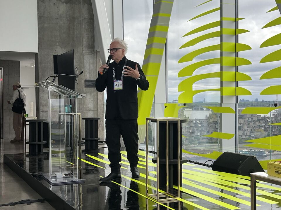 Andrew King prend la parole à la conférence C2 Montréal