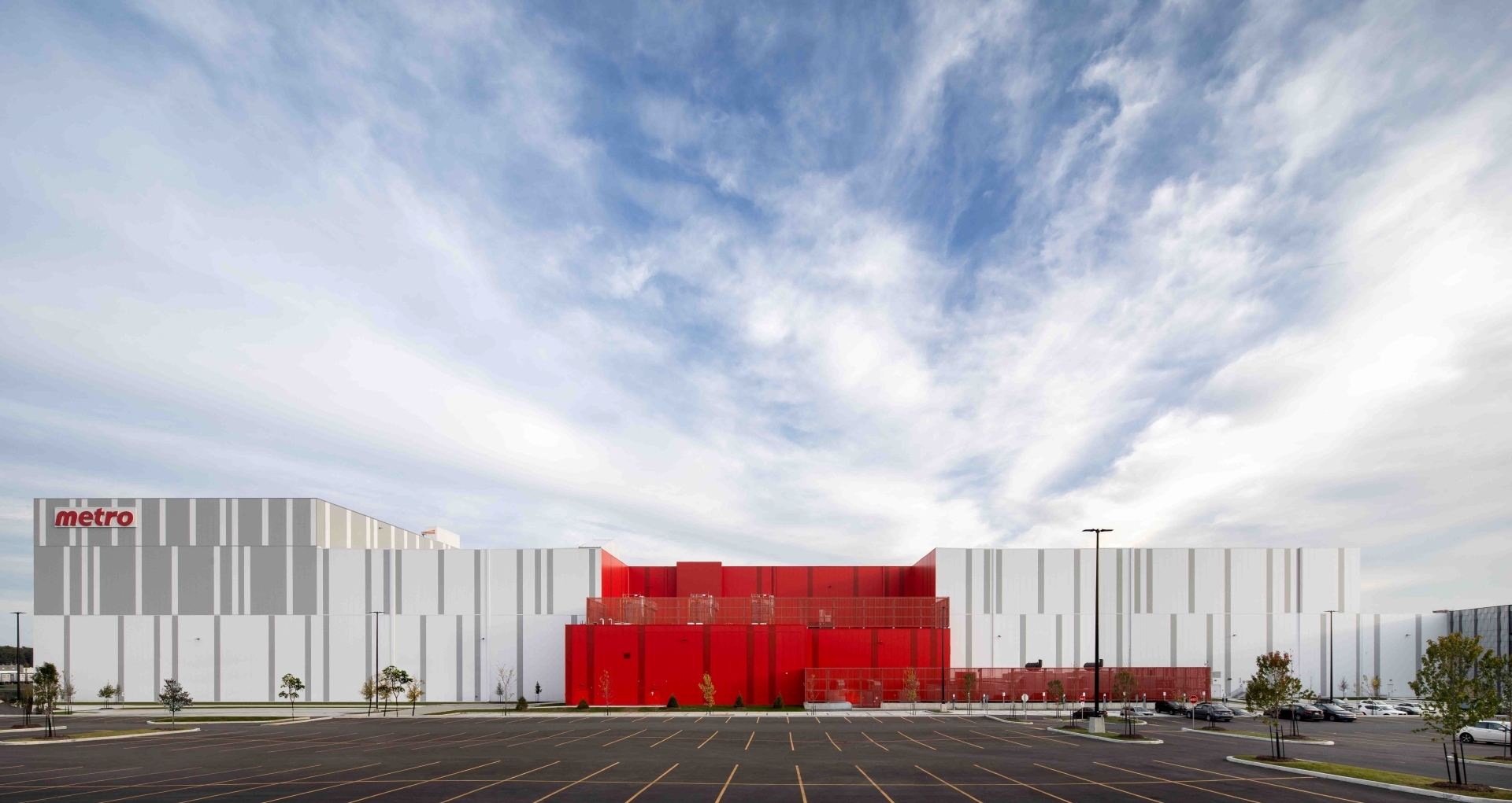 The Distribution centre volumes, in varying heights and rythm, and in red and white. 